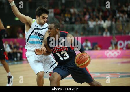 6. August 2012. 06.08.2012. London England. Facundo Campazzo von Argentinien (L) kämpft um den Ball mit Chris Paul von den Vereinigten Staaten bei der London 2012 Olympische Spiele Basketball Competition in London, Großbritannien, 6. August 2012. Stockfoto