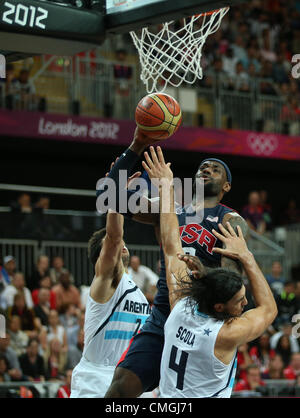 6. August 2012. 06.08.2012. London England. Facundo Campazzo von Argentinien (L) und Luis Scola (R) kämpfen um den Ball mit LeBron James von den Vereinigten Staaten bei der London 2012 Olympische Spiele Basketball Competition in London, Großbritannien, 6. August 2012. Stockfoto