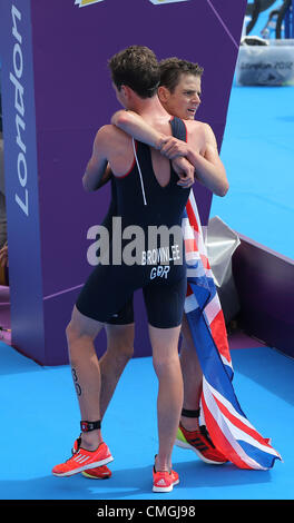 7. August 2012. 07.08.2012. London, England. Goldmedaillengewinner Alistair Brownlee (L) umarmt Bronzemedaillengewinner Jonathan Brownlee aus Großbritannien nach den Herren Triathlon während der London 2012 Olympische Spiele in London, Großbritannien, 7. August 2012. Bildnachweis: Aktion Plus Sportbilder / Alamy Live News Stockfoto