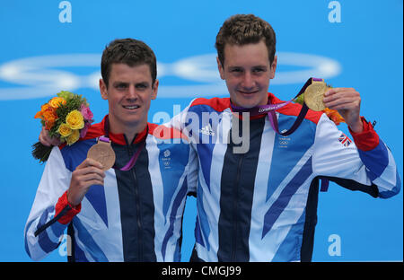 7. August 2012. 07.08.2012. London, England. Goldmedaillen-Gewinner Alistair Brownlee (R) und Bronzemedaillengewinner Jonathan Brownlee aus Großbritannien zeigen ihre Medaillen nach den Herren Triathlon während der London 2012 Olympische Spiele in London, Großbritannien, 7. August 2012. Bildnachweis: Aktion Plus Sportbilder / Alamy Live News Stockfoto