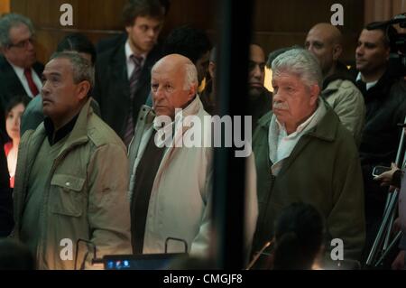 6. August 2012 - Buenos Aires, Buenos Aires, Argentinien - José Pedraza (rechts), ehemaliger Vorsitzender der Gewerkschaft der Zug, und der Rest der Angeklagten geben Sie den Gerichtssaal in den ersten Tag der Prüfung für den Mord an Mariano Ferreyra. Ferreyra wurde von Schlägern unter Pedraza Befehl ermordet, während protestieren in der Nähe von Bahnhof Constitución in Buenos Aires am 20. Oktober 2010. Er war 23. (Bild Kredit: Patricio Murphy/ZUMAPRESS.com ©) Stockfoto