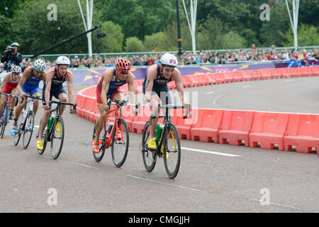 7. August 2012. Alistair Brownlee führt Spaniens Javier Gomez und sein Bruder Jonny während der ersten Schaltung der Zyklus-Phase des Olympischen Triathlon 2012. Alistair ging auf Gold zu gewinnen, Gomez nahm Silber und Jonny gewann Bronze. Stockfoto