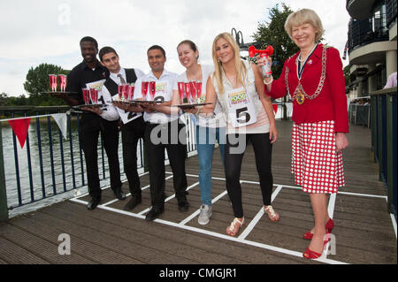 6. August 2012. Kingston Food Festival startet im wahren Olympischen Geist mit einem Kellner Rennen entlang des Flusses. Auf ihre Spuren hinterlassen: L-R Albert Robinson von Nandos, Shabba Szuchs von Frankie & Bennys Bishnu P Subedi von Riverside Vegetariana, Marianna Cubirkova von Zizzi Lizzie von Woodys und Rennen Starter Worshipful Bürgermeister der Royal Borough of Kingston upon Thames Cllr Maria Heathcote Charta Quay, Kingston upon Thames.The Festival läuft die ganze Woche präsentiert das beste der lokalen Speisen und Getränke.  Montag, 6. August 2012 Foto © Julia Claxton/Kingston Food Festival Stockfoto