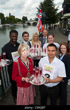 6. August 2012. Kingston Food Festival startet im wahren Olympischen Geist mit einem Kellner Rennen entlang des Flusses. Teilnehmer mit [Front L] Worshipful Bürgermeister von Royal Borough of Kingston upon Thames Cllr Mary Heathcote [R] Bishnu P Subedi von Riverside Vegetariana, [L-R hinter] Albert Robinson von Nandos, Shabba Szuchs von Frankie & Bennys Lizzie von Woodys, Roger Heathcote, Marianna Cubirkova von Zizzi und Ros Morgan CEO der ersten Kingston, Charta Quay, Kingston upon Thames. Das Festival dauert ganze Woche präsentiert das beste der lokalen Speisen und Getränke.  Montag, 6. August 2012 Foto © Julia Cl Stockfoto