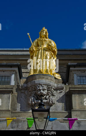 6. August 2012. Frisch vergoldet: Diese Statue von Königin Anne wurde vom Bildhauer Francis Bird im Jahre 1706 und wurde vor kurzem enthüllt nach Renovierungsarbeiten im Market House, Kingston upon Thames. Montag, 6. August 2012 Foto © Julia Claxton Stockfoto