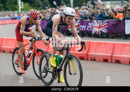 7. August 2012. Alistair Brownlee führt Spaniens Javier Gomez während der ersten Schaltung der Zyklus-Phase des Olympischen Triathlon 2012. Brownlee war der späteren Goldmedaillengewinner, während Gomez Silber gewann. Stockfoto