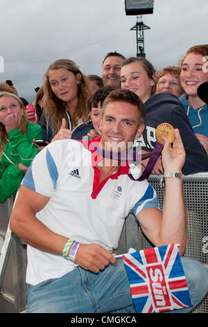 7. August 2012. London, UK. 08.07.12. Team GB Männer Rudern (Vierer) Teammitglied, zeigt Peter Reed seine Goldmedaille bei BT-London Live in Hyde Park Stockfoto