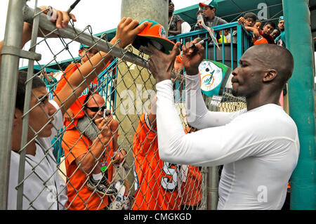 30. Juli 2012 - United Davie, FL - Florida, USA - States - fl-Miami-Delphine-073012o... Davie, Fl... Delphin Chad Johnson gibt Autogramme für die Fans während der vierten Tag des Trainingslagers.  Susan Stocker, Sun Sentinel (Kredit-Bild: © Sun-Sentinel/ZUMAPRESS.com) Stockfoto