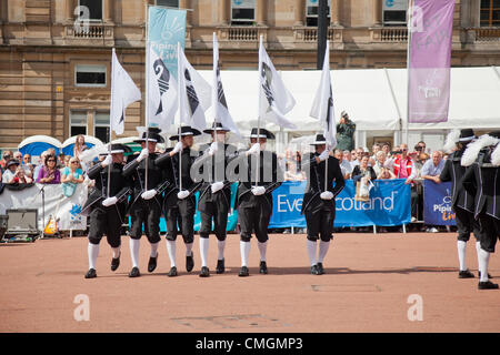 Farbe-Träger aus der Top Secret Drum Corps aus Basel/Basel, Schweiz bei George Square im Zentrum von Glasgow, Stockfoto