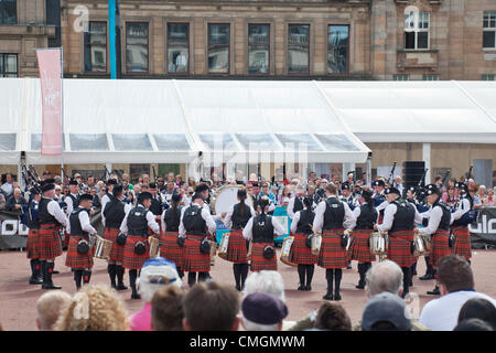 Strathclyde Police Pipe Band führen Sie vor einem großen Publikum in George Square, Central Glasgow, als Teil der Piping Live!, Glasgow International Piping Festival, am 7. August 2012. Stockfoto