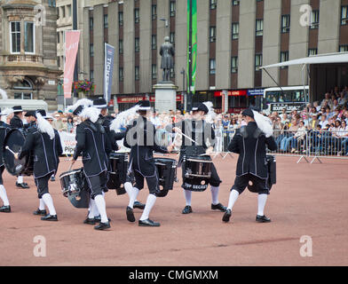 Die Top Secret Drum Corps, Präzision Trommler aus Basel/Basel, Schweiz, führen Sie Duell ist ein 'dRummer' als Teil ihrer Leistung in den George Square, Glasgow während der Rohrleitungen Live! Festival. Stockfoto