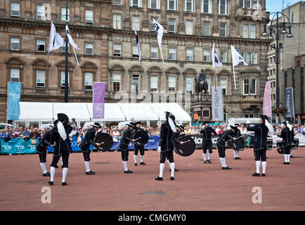 Die Top Secret Drum Corps, Präzision Trommler aus Basel/Basel, Schweiz, Fahne - werfen als Teil ihrer Leistung in den George Square, Glasgow als Teil der Rohrleitungen Live! Festival. Stockfoto