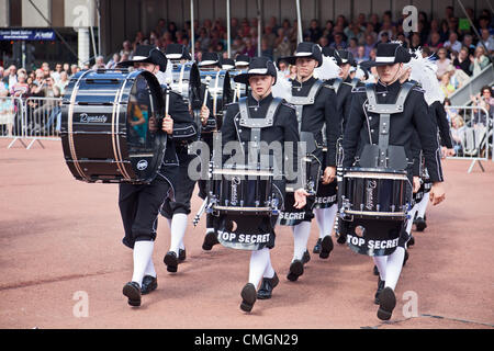 Das Top Secret Drum Corps, Präzision Trommler aus Basel/Basel, Schweiz, bei George Square, Glasgow. Stockfoto