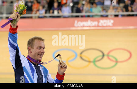 07.08.2012. London, England. Goldmedaillen-Gewinner Chris Hoy aus Großbritannien feiert nach Keirin-Finale der Männer während der London 2012 Olympische Spiele Track Cycling Wettbewerb, London, Großbritannien, 7. August 2012. Stockfoto