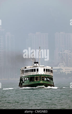 Hong Kong, China. 7. August 2012. Die schlimmsten Smog und Luftverschmutzung in zwei Jahren hat Hong Kong, China getroffen. Blick über den Victoria Harbour und aus der Spitze waren inmitten von Warnungen für junge und ältere Menschen zu Hause zu bleiben verdeckt. Kohlekraftwerke und Verkehr sind eine der Hauptursachen für die Umweltprobleme, sondern auch die Ausgabe von Fabriken in benachbarten China. Stockfoto