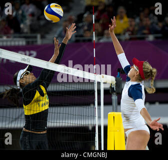 7. August 2012 - London, England, Vereinigtes Königreich - April Ross (USA) Treffer gegen Juliana Silva (BRA) im Halbfinale Beach-Volleyball in der London Olympics 2012 bei der Horse Guards Parade am August 07,2012 in London, Vereinigtes Königreich. (Kredit-Bild: © Paul Kitagaki Jr./ZUMAPRESS.com) Stockfoto