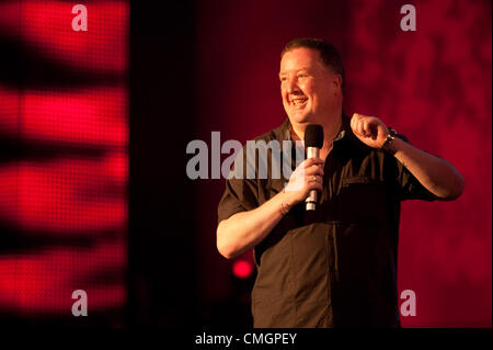 Dienstag, 7. August 2012 walisischer Komiker GARY SLAYMAKER auf der Bühne bei der ersten jemals "Comedy Night" am National Eisteddfod of Wales. Diese jährliche Kulturfestival findet in diesem Jahr auf einem stillgelegten Flugplatz in Wellenplan, in der Vale of Glamorgan, am Stadtrand von Cardiff Foto © Keith Morris Stockfoto