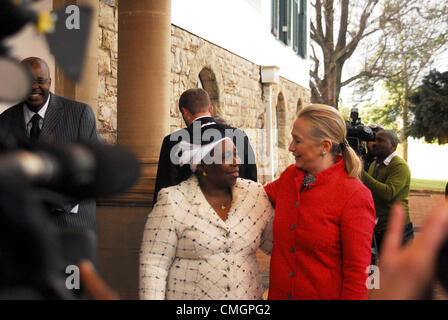 PRETORIA, Südafrika: Dr Nkosazana Dlamini beherbergt die Vereinigten Staaten, Außenministerin Hillary Clinton in der zweiten Sitzung des strategischen Dialogs Südafrika-Vereinigten Staaten am 7. August 2012 in Pretoria, Südafrika. (Foto von Gallo Images / Sowetan / Bongani Mnguni) Stockfoto