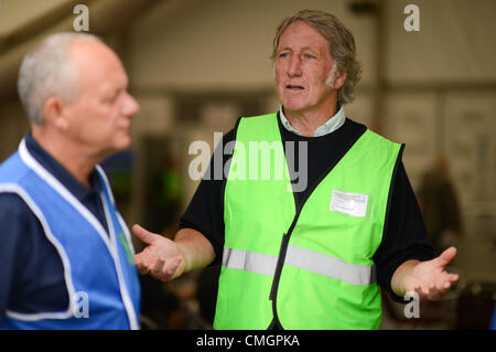 Mittwoch, 8. August 2012 Welsh Rugby-Legende JPR Williams, arbeiten als ehrenamtliche Steward bei der National Eisteddfod of Wales.  Diese jährliche Kulturfestival findet in diesem Jahr auf einem stillgelegten Flugplatz in Wellenplan, in der Vale of Glamorgan, am Stadtrand von Cardiff Foto © Keith Morris Stockfoto