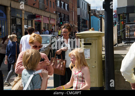 8. August 2012. Jessica Ennis Fans darstellen von gold lackiert Briefkasten, nachdem es wieder durch Vandalen mit Graffiti gemalt worden. Stockfoto