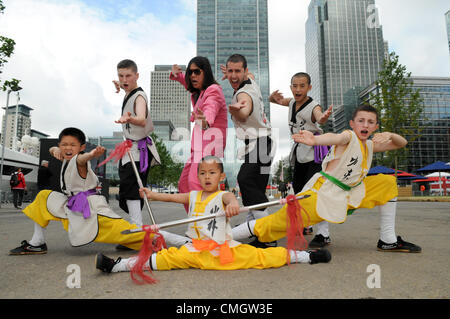 8. August 2012; Canary Wharf; London: Einführung des globalen Computerspiel Age of Wushu von Schnecke Spiele, abgebildet sind Studenten aus Shaolin Temple School in London. Bildnachweis: Jane Williams / Alamy Live News Stockfoto