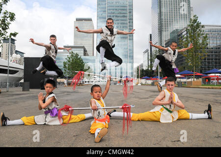 8. August 2012; Canary Wharf; London: Einführung des globalen Computerspiel Age of Wushu von Schnecke Spiele, abgebildet sind Studenten aus Shaolin Temple School in London. Bildnachweis: Jane Williams / Alamy Live News Stockfoto