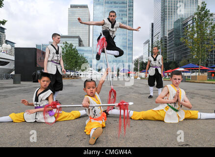 8. August 2012; Canary Wharf; London: Einführung des globalen Computerspiel Age of Wushu von Schnecke Spiele, abgebildet sind Studenten aus Shaolin Temple School in London. Bildnachweis: Jane Williams / Alamy Live News Stockfoto