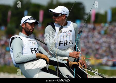 8. August 2012. Olympisches Segeln, Aktion während der London 2012 Olympische Spiele bei Weymouth & Portland Veranstaltungsort, Dorset, England, UK.  Emmanuel Dyen und Stéphane Christidis von Frankreich in der 49er Jolle Medaille Männerrennen 8. August 2012 Stockfoto