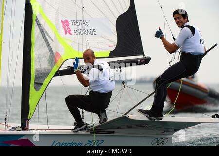 8. August 2012. Olympisches Segeln, Aktion während der London 2012 Olympische Spiele bei Weymouth & Portland Veranstaltungsort, Dorset, England, UK.  Bernardo Freitas und Francisco Andrade von Portugal in der 49er Jolle Medaille Männerrennen 8. August 2012 Bild: DORSET MEDIA SERVICE Stockfoto