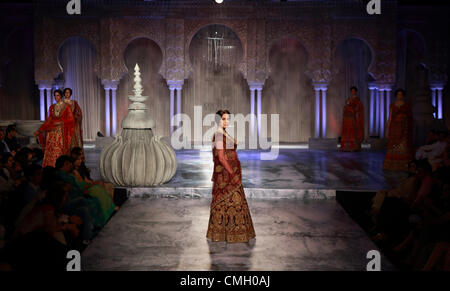 8. August 2012, New Delhi, Indien - JJ Valaya an der Delhi-Couture-Woche 2012 Stockfoto