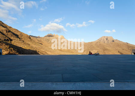 8. August 2012. Die Plaza de Espana in Adeje, Teneriffa, entworfen von den kanarischen Architekten Fernando Menis. Es wurde als Finalist für den World Architecture Festival in der Kategorie "Neue und alte" nominiert, vom 3. bis 5. Oktober 2012 in Singapur stattfinden. Adeje, Teneriffa, Kanarische Inseln, Spanien. Stockfoto