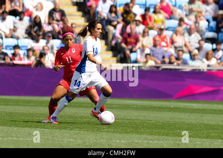 09.08.2012 Coventry, England. Louisa NECIB (Frankreich) und Desiree SCOTT (Kanada) in Aktion während des Olympischen Fußball-Frauen Bronze match Play-off Spiel zwischen Frankreich und Kanada aus der City of Coventry Stadium Stockfoto