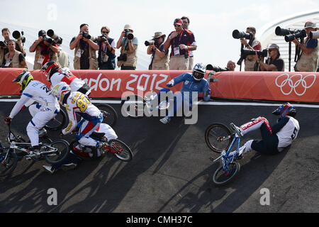 9. August 2012. LONDON, ENGLAND - 9. AUGUST, Ernesto Pizarro von Argentinien (322) und David Herman von den USA (5)-Absturz in der ersten Kurve während der BMX Seeding Run auf der BMX-Bahn am 9. August 2012 in London, England-Foto von Roger Sedres / Gallo Images Credit: Roger Sedres / Alamy Live News Stockfoto