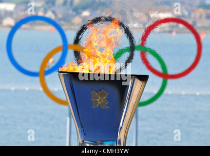 9. August 2012. Olympischen Spiele 2012 in London: Segeln. London 2012 Olympische Spiele bei Weymouth & Portland Veranstaltungsort, Dorset, England, UK. Olympische Flamme und Ringe 9. August 2012, nur zur redaktionellen Nutzung Stockfoto