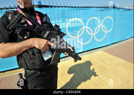 9. August 2012. Olympischen Spiele 2012 in London: Segeln. London 2012 Olympische Spiele bei Weymouth & Portland Veranstaltungsort, Dorset, England, UK.  Polizei bewaffnete Sicherheit am Veranstaltungsort 9. August 2012 Stockfoto