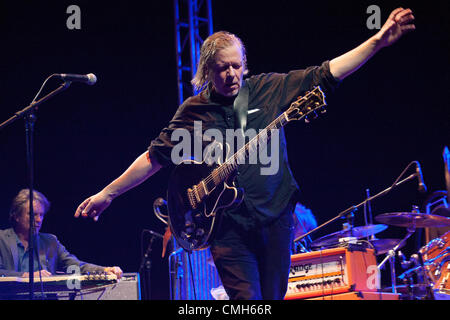 SIBENIK, Kroatien, Donnerstag, 9. August 2012. Schwäne treten bei der Terraneo Eco Musiksommer in Sibenik, Kroatien. Stockfoto