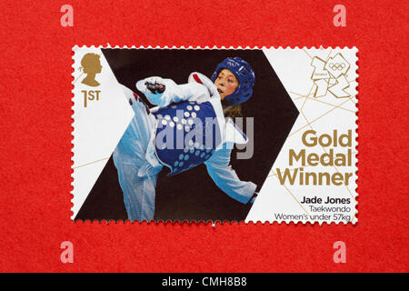 UK Freitag, 10. August 2012. Briefmarke zu Ehren Goldmedaillengewinner Jade Jones in der Taekwondo-Frauen unter 57 kg-Event. Stempel gekauft und auf roten Umschlag senden an Olympischen Unterstützer fest.  Bildnachweis: Carolyn Jenkins / Alamy Live News Stockfoto