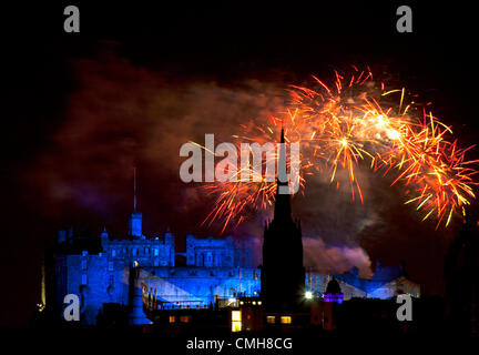 Feuerwerk über dem Edinburgh Castle am Ende der Performance des Edinburgh Festival Tattoo 2012, Schottland, UK, Europa Stockfoto