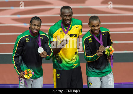 9. August 2012. Usain Bolt (JAM) mit seinem Gold Medaille für siegreiche Männer 200m Finale Witn Yohan Blake (JAM) silver,(L) und Warren Weir (Marmelade) Bronze bei den Olympischen Sommerspielen 2012 in London Stockfoto