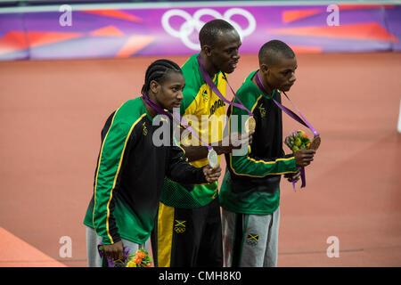 9. August 2012. Usain Bolt (JAM) mit seinem Gold Medaille für siegreiche Männer 200m Finale Witn Yohan Blake (JAM) silver,(L) und Warren Weir (Marmelade) Bronze bei den Olympischen Sommerspielen 2012 in London Stockfoto