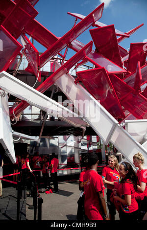 London, UK. Donnerstag, 9. August 2012. London 2012 Olympische Spiele Park in Stratford. Coca Cola Beatbox, eine Ikone, interaktive Olympic Park-Pavillon, die "wie ein Instrument von Besuchern gespielt werden kann". Stockfoto