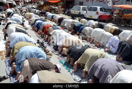 Gläubigen Muslime bieten dritten Freitagsgebet des Heiligen Monats Ramadan-Ul-Mubarak in Moschee in Quetta auf Freitag, 10. August 2012. Stockfoto