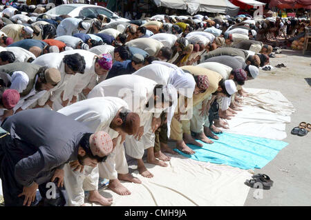 Gläubigen Muslime bieten dritten Freitagsgebet des Heiligen Monats Ramadan-Ul-Mubarak in Moschee in Quetta auf Freitag, 10. August 2012. Stockfoto