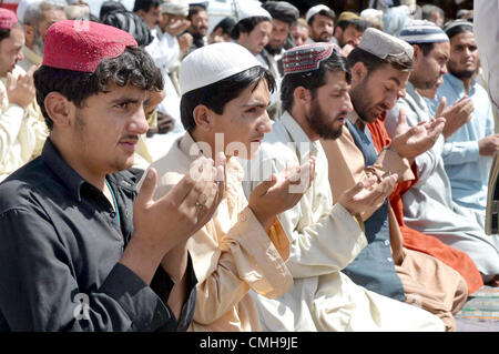 Gläubigen Muslime bieten dritten Freitagsgebet des Heiligen Monats Ramadan-Ul-Mubarak in Moschee in Quetta auf Freitag, 10. August 2012. Stockfoto