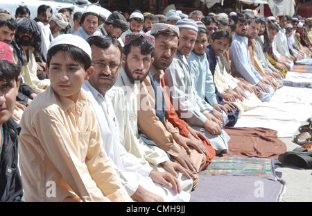 Gläubigen Muslime bieten dritten Freitagsgebet des Heiligen Monats Ramadan-Ul-Mubarak in Moschee in Quetta auf Freitag, 10. August 2012. Stockfoto