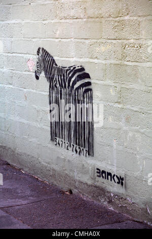 Bournemouth, Dorset, Großbritannien. Freitag, 10. August 2012. Bild eines Zebras, das ‘seinen Barcode verwandelt, der in Bournemouth von der legendären Künstlerin Banksy auf eine Wand gemalt wurde - Debatte darüber, ob es sich um ein Kunstwerk von Banksy oder einen gelangweilten GCSE-Kunststudenten handelt. Kredit: Carolyn Jenkins / Alamy Live Nachrichten Stockfoto