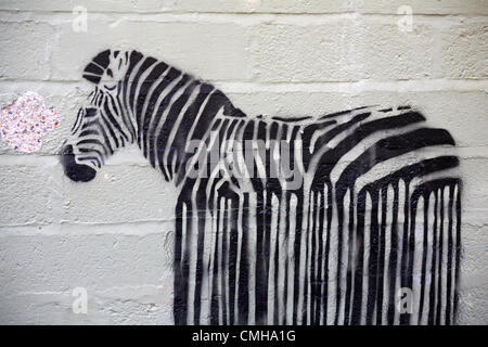 Bournemouth, Dorset, Großbritannien. Freitag, 10. August 2012. Bild eines Zebras, das ‘seinen Barcode verwandelt, der in Bournemouth von der legendären Künstlerin Banksy auf eine Wand gemalt wurde - Debatte darüber, ob es sich um ein Kunstwerk von Banksy oder einen gelangweilten GCSE-Kunststudenten handelt. Stockfoto