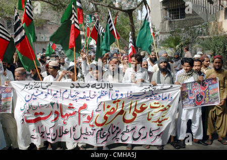 Aktivisten der Ahle Sunnat Wal Jamat skandieren Parolen zu Gunsten ihrer Nachfrage während der Protestkundgebung in Hyderabad am Freitag, 10. August 2012. Stockfoto