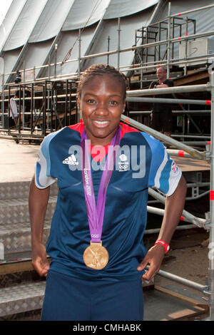 10. August 2012. London, UK. 08.10.12. Nicola Adams zeigt sich ihr olympisches gold für die Damen, die Boxen bei BT-London Live in Hyde Park. Nicola ist der Gewinner der ersten Frau Olympischen Boxen Meisterschaft. Bildnachweis: Pete Maclaine / Alamy Live News Stockfoto