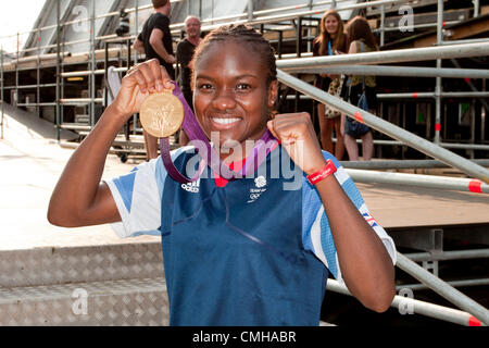 10. August 2012. London, UK. 08.10.12. Nicola Adams zeigt sich ihr olympisches gold für die Damen, die Boxen bei BT-London Live in Hyde Park. Nicola ist der Gewinner der ersten Frau Olympischen Boxen Meisterschaft. Bildnachweis: Pete Maclaine / Alamy Live News Stockfoto